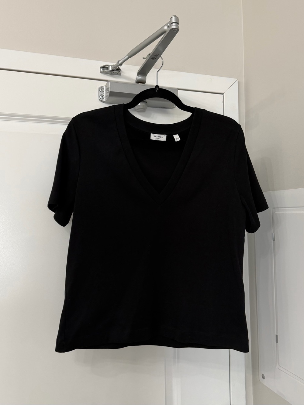 Aritzia Interlock Cotton Verify V-neck T-shirt - S - Black - Like New - Picture 4 of 6